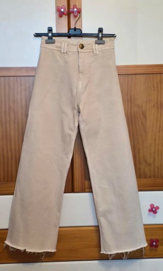 Pantalón beige Stradivarius talla S