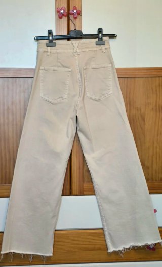 Pantalón beige Stradivarius talla S