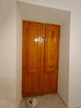 Puertas de madera en buen estado.