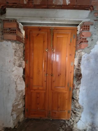 Puertas de madera en buen estado.