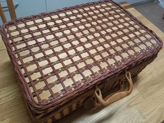 Cesta de picnic con vajilla azul
