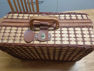 Cesta de picnic con vajilla azul