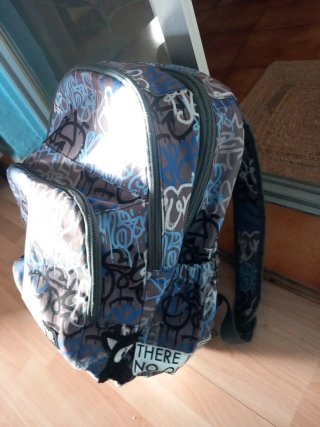 MOCHILA CON ESTAMPACIONES DE GRAFITTIS