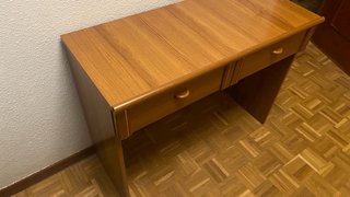 Scrivania in legno con 2 cassetti