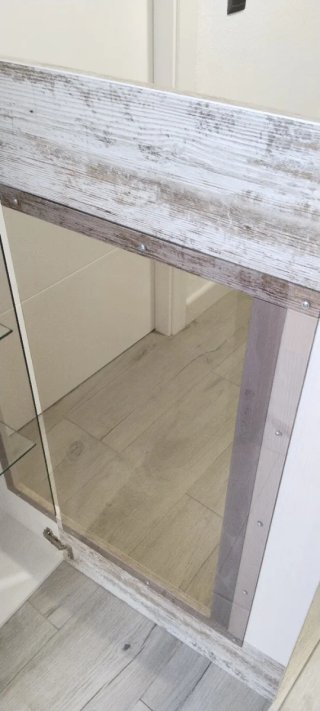 Vitrina de cristal y madera