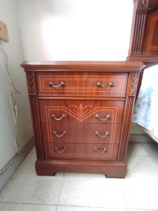 Habitación completa muebles de madera oscura.