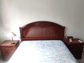 Habitación completa muebles de madera oscura.