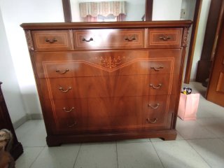 Habitación completa muebles de madera oscura.