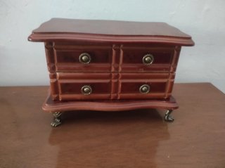 Habitación completa muebles de madera oscura.