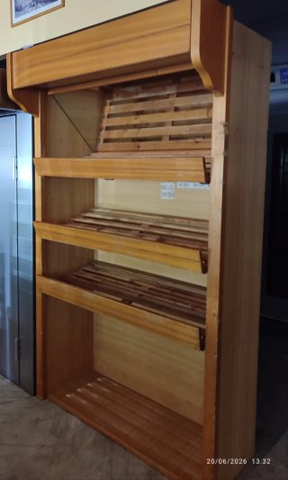 Estantería expositora de madera