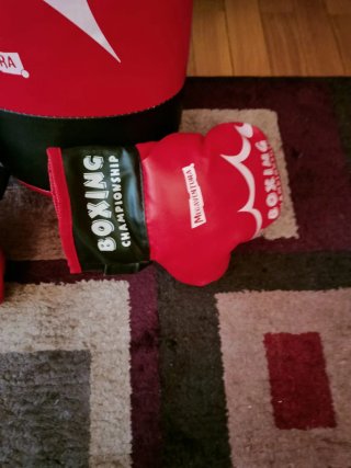 Saco de boxeo y guantes para niño
