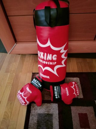 Saco de boxeo y guantes para niño