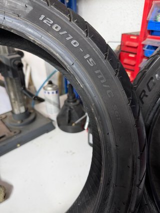 Neumaticos de serie honda adv 350