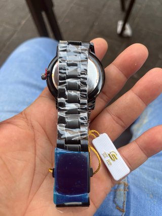 Reloj Negro con Detalles Rojos