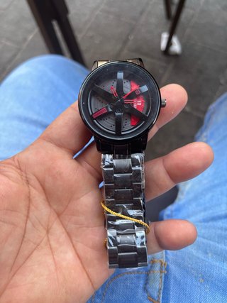 Reloj Negro con Detalles Rojos