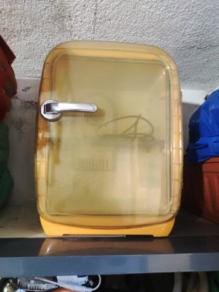 Nevera portátil amarilla