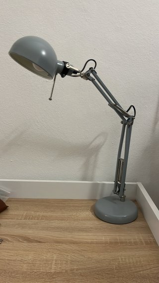 Lampada da tavolo flessibile grigia