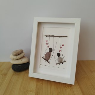 Cuadro artesanal Pareja en columpios | Pebble Art