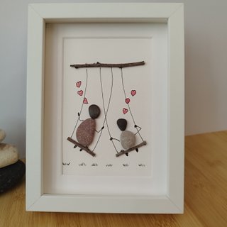 Cuadro artesanal Pareja en columpios | Pebble Art