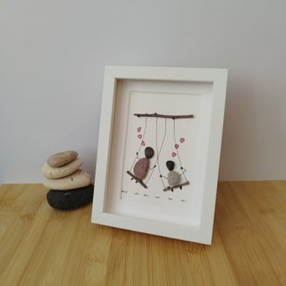 Cuadro artesanal Pareja en columpios | Pebble Art