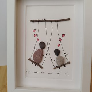 Cuadro artesanal Pareja en columpios | Pebble Art