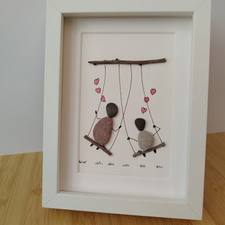 Cuadro artesanal Pareja en columpios | Pebble Art