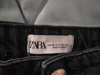 Pantalón vaquero de Zara.
