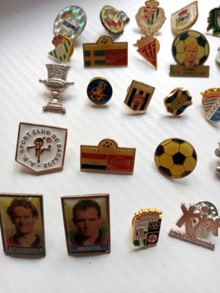 Lote de pins de fútbol