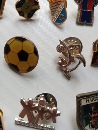 Lote de pins de fútbol