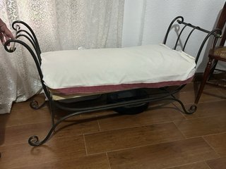 Mueble de caoba con cajones y puertas