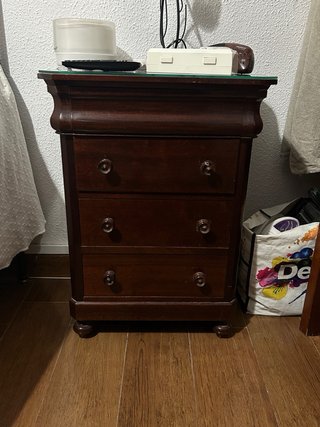 Mueble de caoba con cajones y puertas