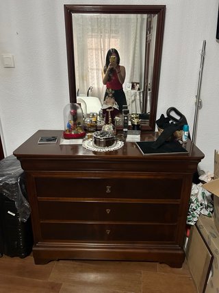 Mueble de caoba con cajones y puertas