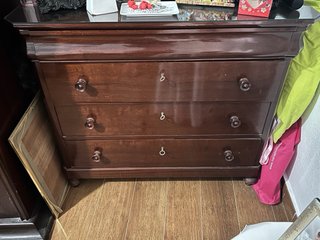 Mueble de caoba con cajones y puertas