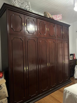 Mueble de caoba con cajones y puertas
