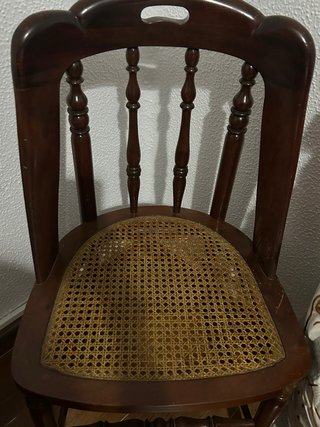 Mueble de caoba con cajones y puertas