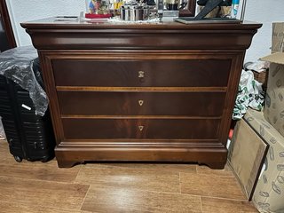 Mueble de caoba con cajones y puertas