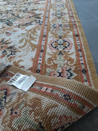 Alfombra beige y marrón con diseño floral