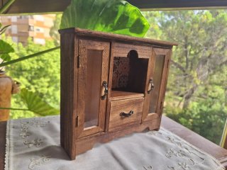 Mini armario de madera con cajón y puertas
