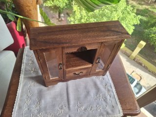 Mini armario de madera con cajón y puertas