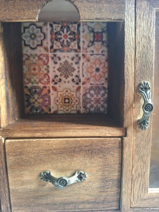 Mini armario de madera con cajón y puertas
