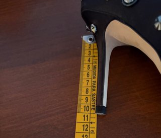 Zapatos Zara tacón alto tachas negros