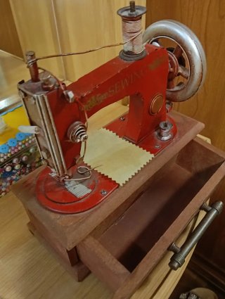 Máquina de coser decorativa vintage