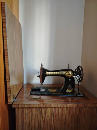 Máquina de coser Singer con mueble