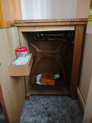 Máquina de coser Singer con mueble