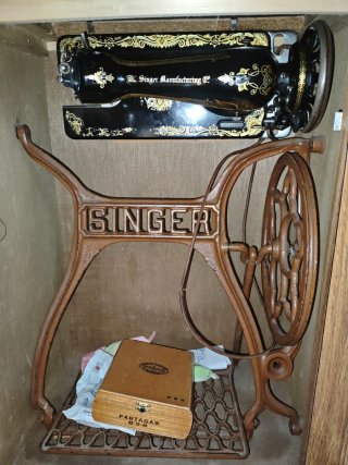 Máquina de coser Singer con mueble
