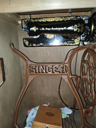 Máquina de coser Singer con mueble