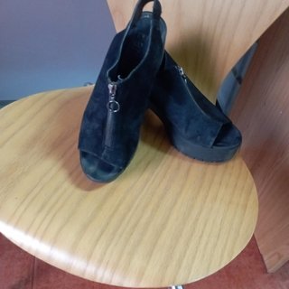 Sandalias negras abotinadas con plataforma