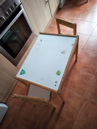 Mesa y 2 sillas infantiles madera
