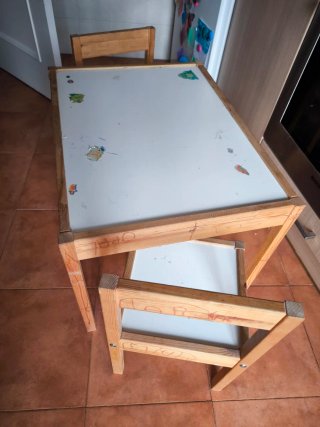 Mesa y 2 sillas infantiles madera