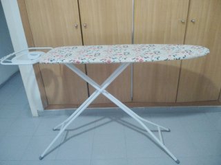 Tabla de planchar con funda floral